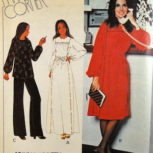 Può includere: Modello di cucito vintage con tre illustrazioni di moda. I modelli includono un top e pantaloni neri con stampa floreale, un vestito bianco con finiture dorate e un vestito rosso con maniche lunghe. Il testo "MARIOS CORNER" e "POUNDS THINNER PATTERN" sono visibili.