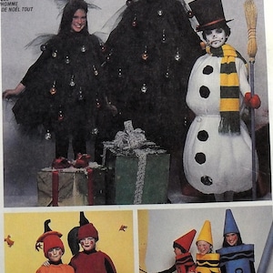 Puede incluir: Un patrón de costura vintage para disfraces de Halloween para niños. El patrón incluye instrucciones para hacer disfraces de árbol de Navidad, muñeco de nieve, calabaza y crayón.