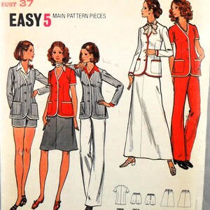 Könnte beinhalten: Vintage Schnittmuster mit Illustrationen von Damenanzügen und Einzelteilen. Die Designs umfassen einen weißen Rockanzug mit roter Bordüre, einen roten Hosenanzug und gestreifte Jacken- und Shorts-Sets. Der Text "EASY 5" ist sichtbar.