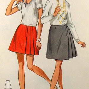 Peut inclure: Illustration de mode vintage représentant deux femmes. L'une porte un haut blanc et une jupe rouge, l'autre un col roulé blanc et une jupe grise. Les tailles de taille 23, 24, 25 1/2, 27 et 29 sont indiquées. Le nom et l'adresse du magasin sont également visibles.