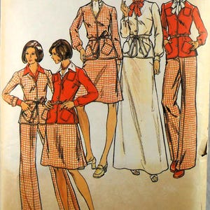 Könnte beinhalten: Ein Vintage-Schnittmuster mit vier Frauen, die verschiedene Stile von Hosenanzügen und Röcken tragen. Die Outfits sind in einem rot-weiß karierten Muster mit einer roten Jacke und einem weißen Kragen.
