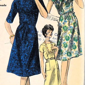 Op de afbeelding: Vintage naaipatroon met drie damesjurken. De jurken omvatten een donkerblauwe jurk met een textuurpatroon, een jurk met bloemenprint en een gele jurk. De illustratie is in retrostijl.