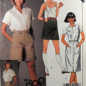Puede incluir: Un patrón de costura para tres estilos diferentes de pantalones cortos. El patrón es para The Gap e incluye una blusa blanca, una falda verde y un vestido blanco. El patrón es para la talla 0 y el código de barras es 23795 00400.