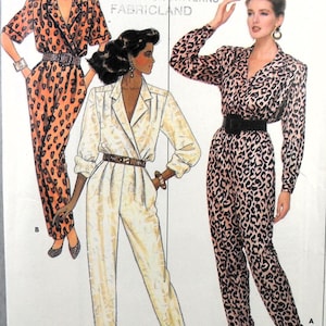 Puede incluir: Un patrón de costura vintage con tres mujeres modelando monos. Uno tiene estampado de leopardo, otro es de color crema y el tercero tiene un estampado de leopardo similar. El patrón incluye el rango de tallas (12-14-16). El texto "SORRY NO RETURNS ON PATTERNS FABRICLAND" es visible.