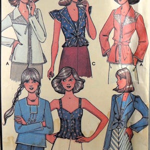 Pode incluir: Padrão de costura vintage com ilustrações de tops e jaquetas femininas. Os designs incluem uma jaqueta branca com acabamento em renda, um top azul floral e uma jaqueta vermelha com cintura amarrada. O padrão é rotulado como "Misses' Set of Unlimited Fashions."