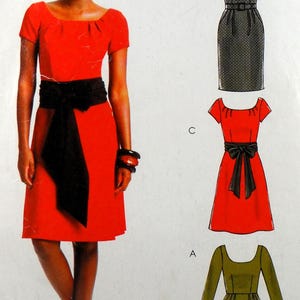 Può includere: Un cartamodello per un abito con tre stili diversi. Il primo stile è un abito rosso con una cintura nera. Il secondo stile è un abito grigio con una cintura nera. Il terzo stile è un abito verde con una cintura marrone. Il cartamodello si chiama "M5888 by McCall's".