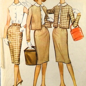 Könnte beinhalten: Vintage Modeillustration mit drei Frauen in stilvollen Outfits. Eine trägt eine weiße Bluse und einen karierten Rock, eine andere einen beigefarbenen Anzug und die dritte eine karierte Jacke und einen Rock. Jede trägt eine Tasche und trägt Absätze. Text: "It's Young Fashion!"