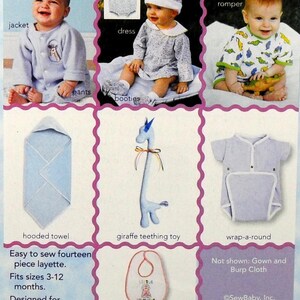 Pode incluir: Uma variedade de roupas e acessórios para bebês são exibidos, incluindo uma jaqueta, calças, vestido, botinhas, uma toalha com capuz, um brinquedo de dentição de girafa, um babador e um wrap-a-round. A imagem inclui o texto: "Fácil de costurar enxoval de quatorze peças. Serve para tamanhos 3-12 meses."