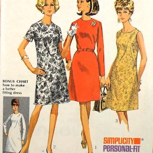 Puede incluir: Anuncio vintage de Patrones Simplicity Personal-Fit con tres mujeres con vestidos. Los vestidos incluyen un estampado floral, un vestido naranja liso con cinturón y un vestido floral amarillo. El anuncio incluye el texto "BONUS CHART how to make a better fitting dress."