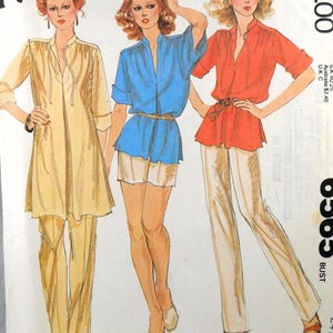 Può includere: Un modello di cucito vintage per una blusa da donna con tre diverse opzioni di colore: beige, blu e rosso. Il modello include una blusa a maniche lunghe con un nodo al collo e una blusa a maniche corte con un nodo in vita. Il modello è per le taglie 6-14.