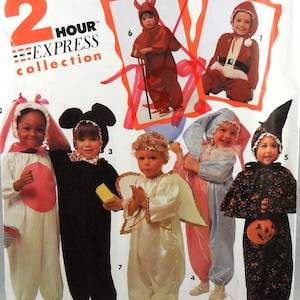 Könnte beinhalten: Eine Schnittmusterhülle mit dem Titel 2 HOUR EXPRESS collection, die Illustrationen von Kindern in verschiedenen Kostümen zeigt, darunter ein Hase, eine Maus, ein Engel, ein Narr, eine Hexe, ein Teufel und der Weihnachtsmann, mit nummerierten Etiketten.