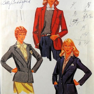 Può includere: Una busta per cartamodello McCall's con illustrazioni di tre modelli di blazer. I design includono un blazer rosso, uno grigio scuro e uno blu navy, tutti con revers, tasche frontali e chiusure a bottoni, con annotazioni scritte a mano.