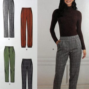 Puede incluir: Un sobre de patrón de costura con cuatro estilos de pantalones: pantalones grises rectos, joggers color óxido con puños elásticos, pantalones verde oliva con cordón y pantalones grises a cuadros que luce un modelo en la portada.
