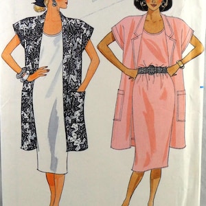 Può includere: Modello di cucito vintage con due outfit da donna. Un outfit include un vestito bianco con una giacca a stampa floreale bianca e nera. L'altro è un vestito rosa con giacca e cintura abbinate. Il testo "FAST & EASY" è visibile.