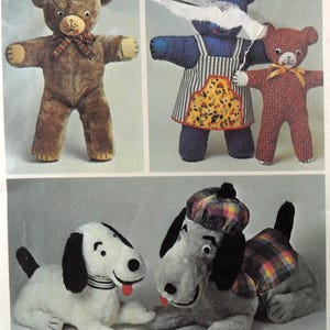 Puede incluir: Cuatro peluches: un oso de peluche marrón, un oso de peluche azul con un delantal a rayas amarillas y blancas, un oso de peluche rojo con un lazo amarillo y un perro gris con un sombrero y una chaqueta a cuadros.