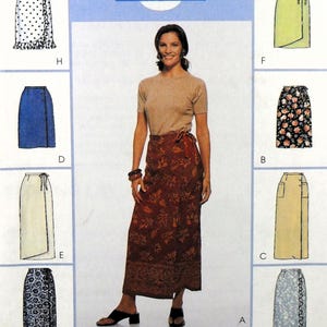 Peut inclure: Un patron de couture avec une femme portant une jupe longue à motifs floraux. L'image présente des illustrations de différents modèles de jupes, dont des modèles portefeuille, boutonnés et à cordon. Le texte "GREAT LOOKS 1 EASY PATTERN" est visible.