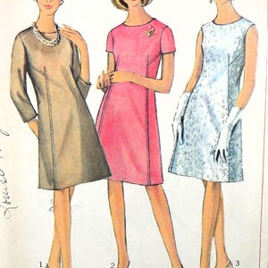 Puede incluir: Patrón de costura vintage con tres mujeres con vestidos. Los vestidos son en tonos beige, rosa y azul claro. El patrón incluye una talla 16 y una medida de busto de 91,4 cm. La imagen tiene un estilo retro.