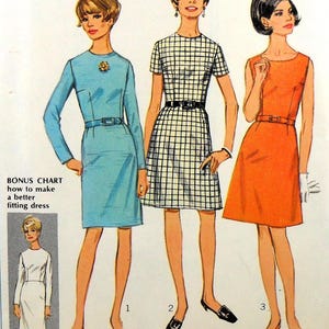 Może przedstawiać: Wzorzec szycia vintage z trzema różnymi stylami sukienek. Sukienki są jasnoniebieskie, w biało-czarną kratę i pomarańczowe. Wzorzec zawiera instrukcje dla rozmiarów 6-18.