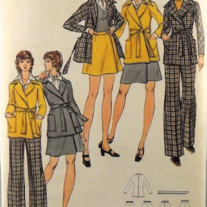 Op de afbeelding: Vintage mode-illustratie met dameskledingontwerpen. De outfits omvatten jassen, rokken en broeken in verschillende kleuren en patronen, waaronder ruitjes en effen kleuren. De illustratie toont de stijl van de jaren 70.