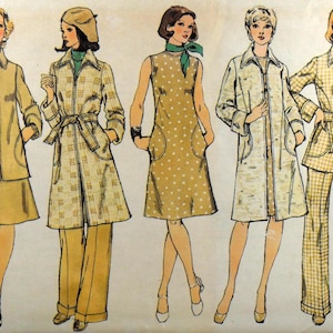 Könnte beinhalten: Illustration von fünf Vintage-Modedesigns. Die Designs umfassen einen Rockanzug, einen Trenchcoat mit Gürtel und Hose, ein gepunktetes Kleid, einen langen Mantel und einen passenden Hosenanzug. Die Farbpalette ist hauptsächlich Beige, Gelb und Braun.
