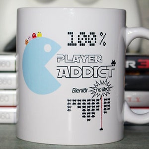 Mug "100 % Player Addict, bientôt no life". Tasse personnalisable. Texte et graphisme by PIOU créations. Made in France