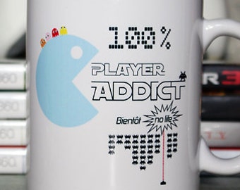 Mug "100 % Player Addict, bientôt no life". Tasse personnalisable. Texte et graphisme by PIOU créations. Made in France