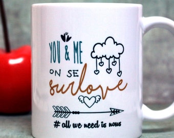 Cadeau amoureux. Mug "On se surlove". Tasse personnalisable. Déclaration d'amour. Cadeau couple. Texte et graphisme by Piou créations