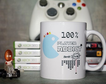 Mug "100 % Player Addict, bientôt no life". Tasse personnalisable. Texte et graphisme by PIOU créations. Made in France