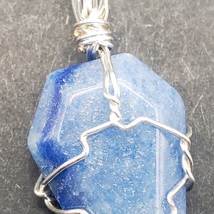 Collier en pierre en forme de cercueil de quartz bleu enveloppé de fil d’argent
