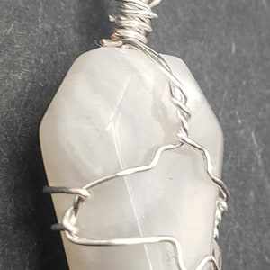 Collier avec pierre de cristal en forme de cercueil de quartz blanc enveloppé de fil d'argent