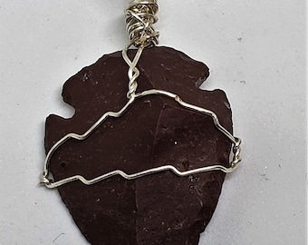 Collier de pointe de flèche en pierre de couleur brune enveloppé de fil