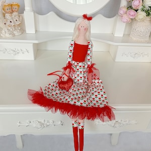 Bambola Tilda, Tilda fatta a mano, bambola con un cuore, bambola di stoffa, bambola di pezza, bambola da interno, regalo di compleanno, bambola tessile, decorazione per la casa