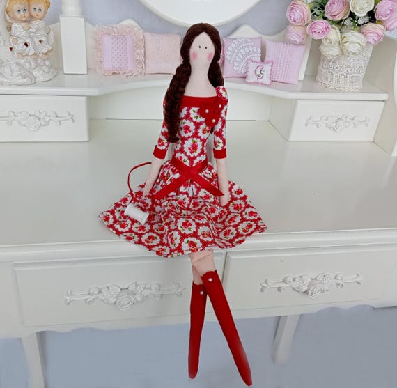 Boneca de vestido vermelho, boneca Tilda, boneca de cabelo