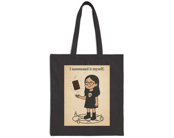 Peut inclure: Sac fourre-tout noir avec une illustration de dessin animé d'une personne invoquant un objet. L'illustration comprend le texte "I summoned it myself." La personne porte des lunettes et une robe noire avec un motif de crâne.