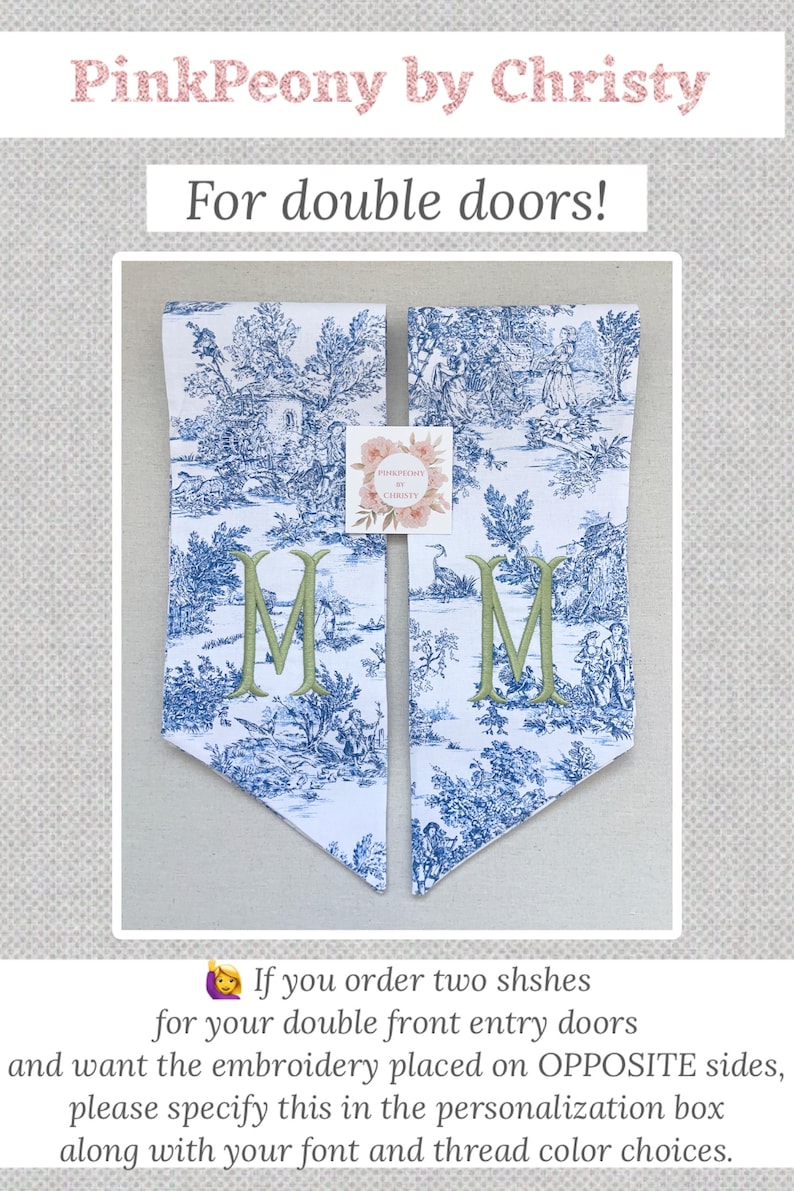 K&ouml;nnte beinhalten: Zwei passende T&uuml;rh&auml;nger mit blau-wei&szlig;em Toile-de-Jouy-Muster. Jeder H&auml;nger hat einen gr&uuml;n gestickten Buchstaben "M". Der Text "For double doors!" steht dar&uuml;ber. Der Shop-Name "PinkPeony by Christy" ist oben.