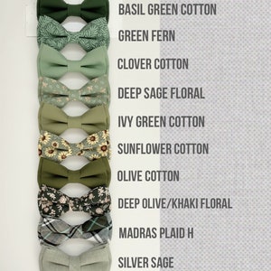Pu&ograve; includere: Un'esposizione di dieci papillon in varie tonalit&agrave; di verde, oliva e grigio, con motivi floreali e a quadri. I papillon sono etichettati con nomi di tessuti come "Basil Green Cotton" e "Sunflower Cotton". Il testo "PinkPeony by Christy" &egrave; in alto.