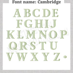 K&ouml;nnte beinhalten: Ein komplettes Alphabet in der Schriftart Cambridge, dargestellt in hellgr&uuml;ner Farbe. Die Schriftart ist dekorativ mit einem Vintage-Stil. Der Text "Font name: Cambridge" steht &uuml;ber dem Alphabet. Der Text "Cambridge font is ONLY available for 1 letter embroidery" steht darunter.