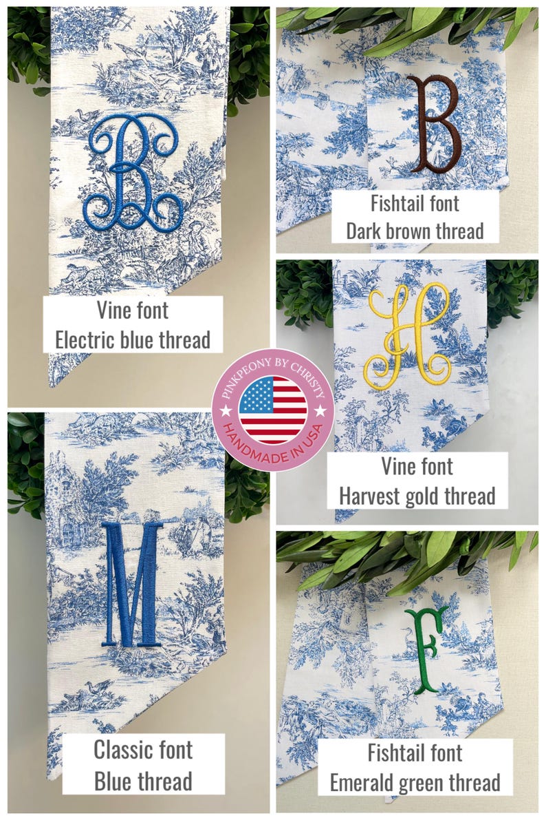 K&ouml;nnte beinhalten: Bestickte Stoffbanner mit blau-wei&szlig;em Toile-de-Jouy-Muster. Jedes Banner zeigt einen anderen Buchstaben in verschiedenen Schriftarten und Garnfarben, darunter elektrisches Blau, Dunkelbraun, Erntegold, Blau und Smaragdgr&uuml;n. Der Text auf den Bannern lautet "Vine font", "Fishtail font" und "Classic font".