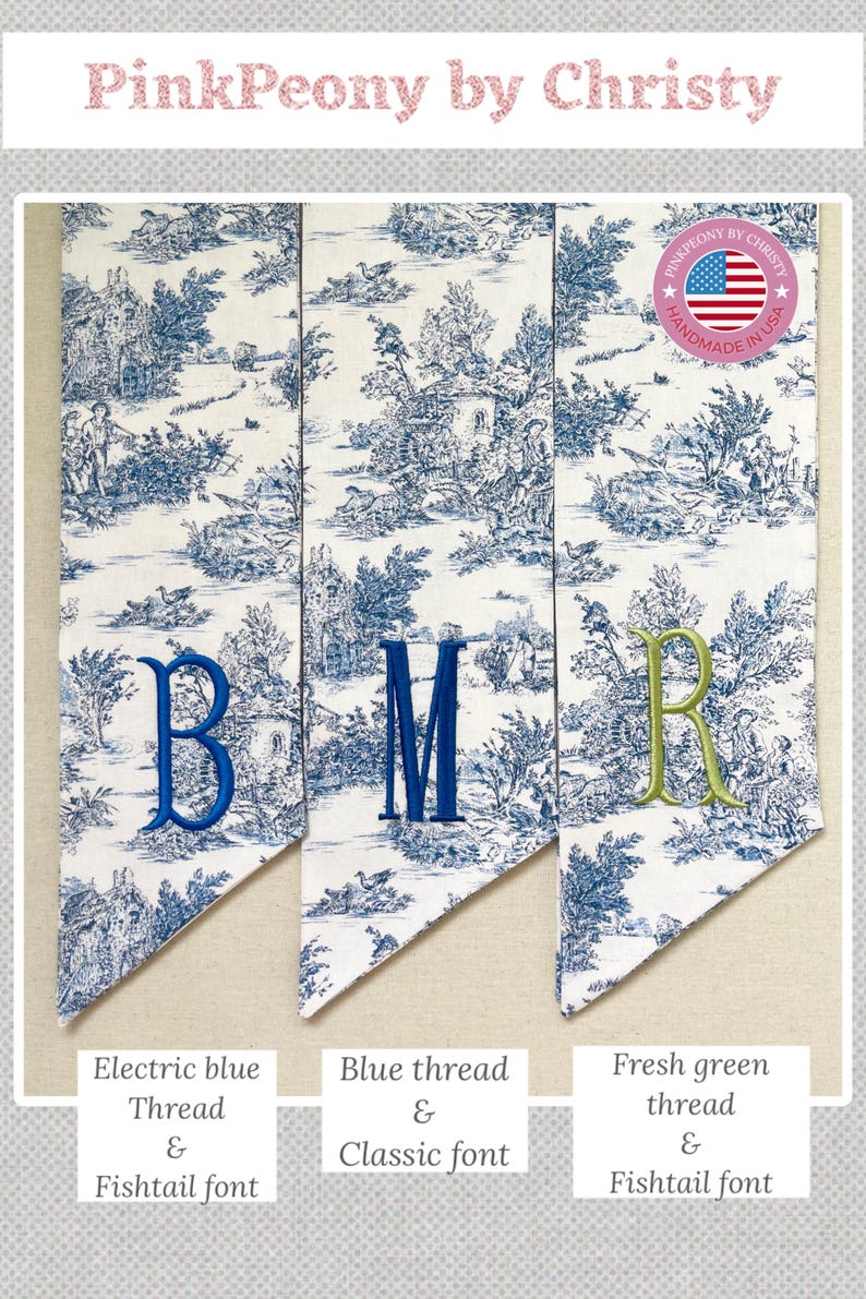K&ouml;nnte beinhalten: Drei personalisierte Stoffbanner mit gestickten Initialen. Die Banner zeigen ein blau-wei&szlig;es Toile-Muster. Die Initialen sind in elektrisch blauem, blauem und frischem gr&uuml;nem Garn gestickt. Der Text beschreibt die Garnfarbe und den Schriftstil.