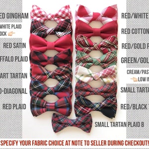Peut inclure: Une variété de nœuds papillon dans différents motifs et couleurs, y compris du gingham rouge, du satin rouge, du plaid rouge et noir buffalo, du tartan royal Stewart, du plaid rouge diagonal, du plaid rouge, du plaid rouge et blanc buffalo, du coton rouge, du plaid rouge et or, du plaid vert et or, du plaid crème et pastel, du petit plaid écossais A et du tartan rouge et noir. Le texte "PLEASE SPECIFY YOUR FABRIC CHOICE AT NOTE TO SELLER DURING CHECKOUT!" est en bas de l'image.