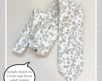 Könnte beinhalten: Eine Krawatte mit cremefarbenem Hintergrund und salbeigrünem Blumenmuster. Der Text auf dem Bild enthält PinkPeony by Christy, Sample shown in Cream sage floral-adult regular necktie size und Neckties are handcrafted with premium Dutch wool lining.