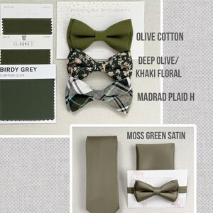 Pu&ograve; includere: Un assortimento di papillon, cravatte e pochette in varie tonalit&agrave; di verde, tra cui oliva e verde muschio. L'immagine mostra anche campioni di tessuto e il testo "PinkPeony by Christy".