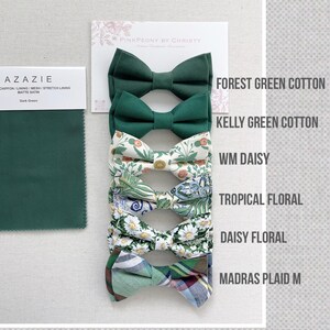 Pu&ograve; includere: Un assortimento di papillon in vari modelli e colori, tra cui verde foresta e disegni floreali. L'immagine include campioni di tessuto e il testo "PinkPeony by Christy".