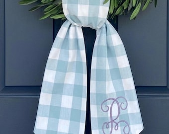 Kranz-Schärpe- nebelblaue Buffalo-karierte Schärpe für Kranz-Personalisierte Schärpe- Monogrammierter Kranzschal - nebelblau karierter Kranzbogen aus 100% Baumwolle