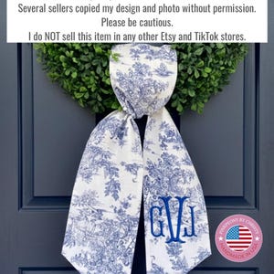K&ouml;nnte beinhalten: Hellblaues Toile-Schal mit blau-wei&szlig;em Muster, mit den Initialen GVJ in Blau gestickt. Der Schal besteht aus 100 % Premium-Leinen und ist 122 cm lang.