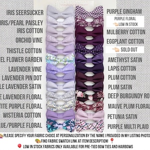 Puede incluir: Una tabla de 20 telas diferentes para pajaritas en tonos de morado, lavanda y azul. Las telas incluyen seersucker, paisley, algodón, satén, floral y cuadros. La tabla incluye los nombres de cada tela y señala qué telas están en stock bajo o agotadas.