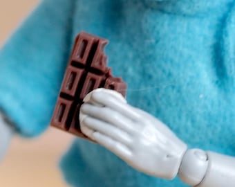 Barra de chocolate mordida en miniatura, escala 1:12, para casa de muñecas, postre, dulce, comida de imitación, 9/16 de pulgada de largo - E046