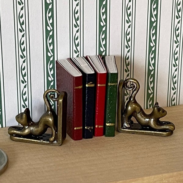 1:12 Dollhouse Miniature Cat Bookends Book Stops with 4 Books (Brass)- C035