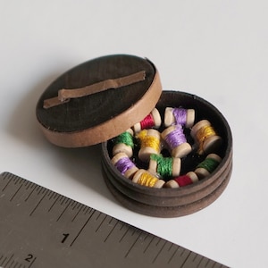 Puppenhaus-Nähkasten und Deckelfaden 1:12 Miniatur-Nähgarn, Spulengarn, Quiltgarn 1-1 / 4 "(Durchmesser) - F028