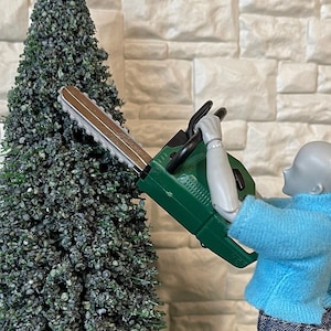 Miniature Chainsaw Plant Trimmer , 1:12 Scale Dollhouse Supplies Chain Saw Tree Timber Saw Petrol Saw (plastic, non-working) - F069